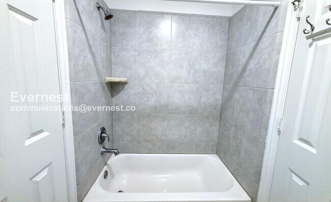 Building Photo - 4811 Sunset Park Ln