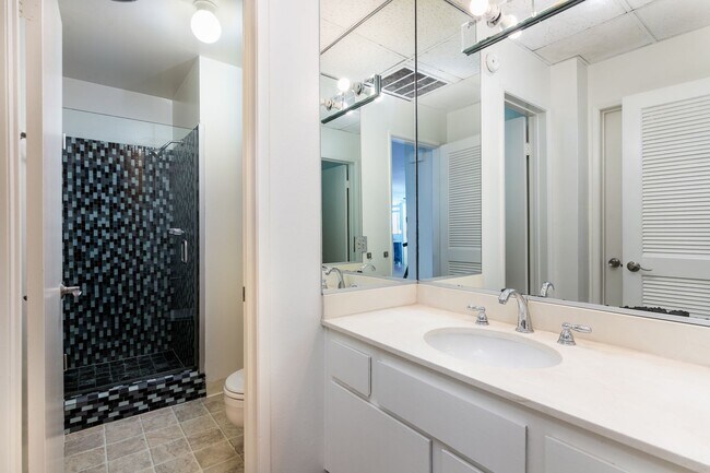 Building Photo - High Rise Condo 1bed 2 Full Bath