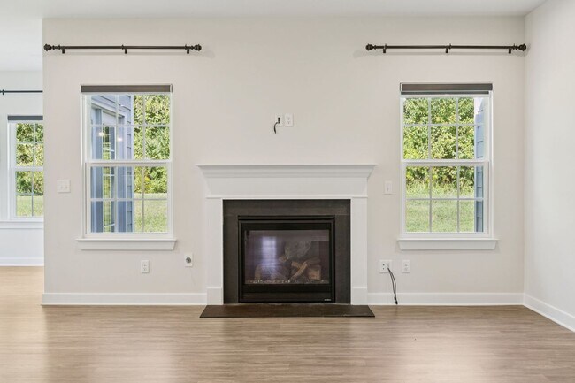 Building Photo - 5BR/3.5BA home offers stylish and function...