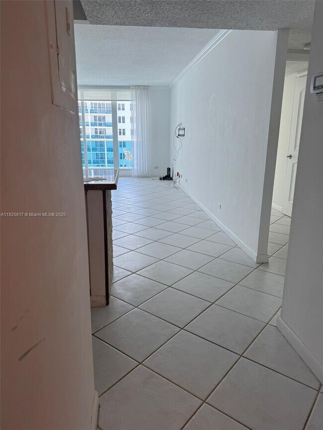 Building Photo - 2301 Collins Ave