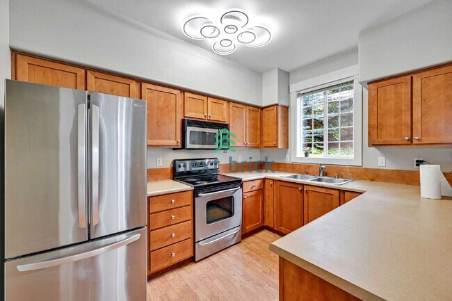 Building Photo - "Spacious 3-Bedroom Retreat with 3.5 Baths in Issaquah - 1,707 Sq. Ft. of Comfort!"