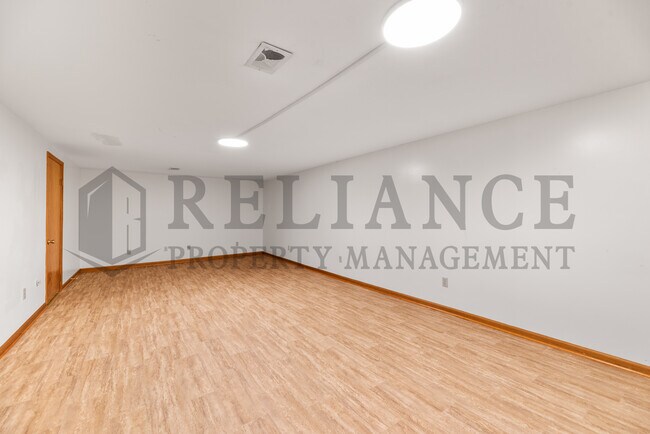 Building Photo - 1022 S Capri Ln