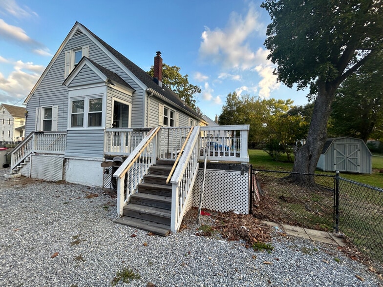 Building Photo - 741 S East Ave