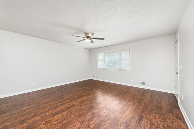 Building Photo - Beautifully Updated 1/2 Duplex in Prime Kansas City Location!