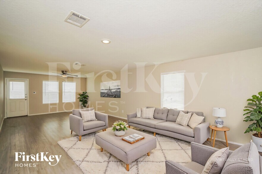 Building Photo - 2402 Double Oak Dr