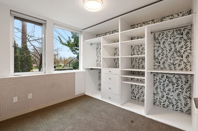 Building Photo - Modern 3-Bedroom Townhome with Rooftop Deck in NE Seattle