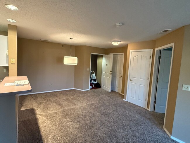 Building Photo - * MOVE-IN SPECIAL * 2-bedroom Condo for re...