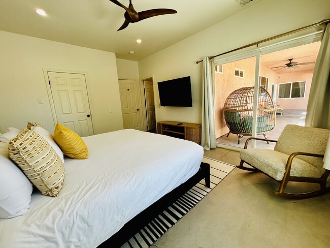 Building Photo - Gorgeous, renovated home on 2 acres in quiet neighborhood.