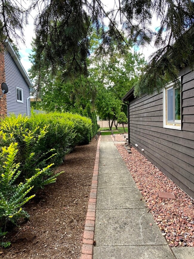 Building Photo - 1346 Leverenz Rd