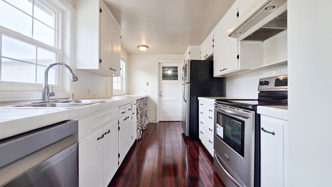 Building Photo - 1022 Sunset Way