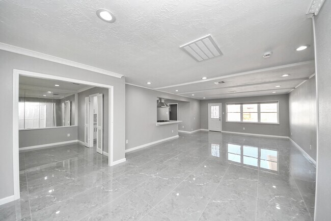 Building Photo - 9222 Sharpview Dr