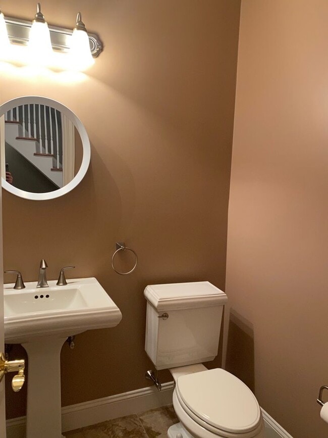 Building Photo - Spacious Townhouse Steps from Tarrytown Wa...
