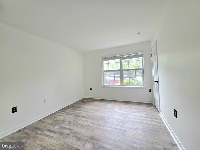 Building Photo - 9720 Lake Point Ct