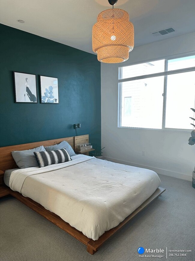 Building Photo - Modern 2-Bedroom, 2.5-Bath Townhome in Oakland