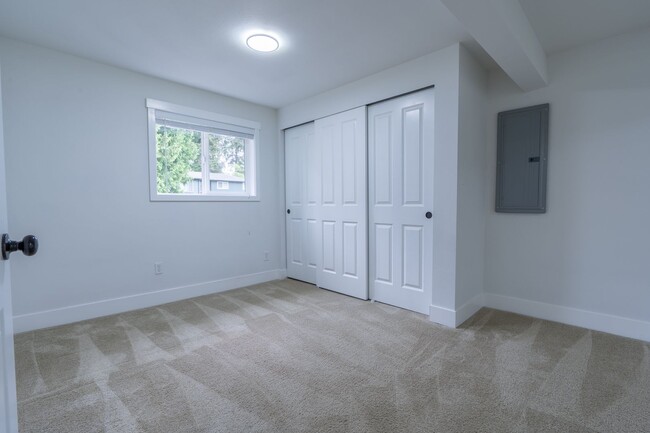 Building Photo - APPLICATION PENDING - 4bed/3bath home in F...