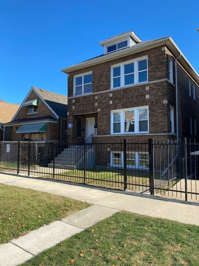 Primary Photo - 8707 S Manistee Ave