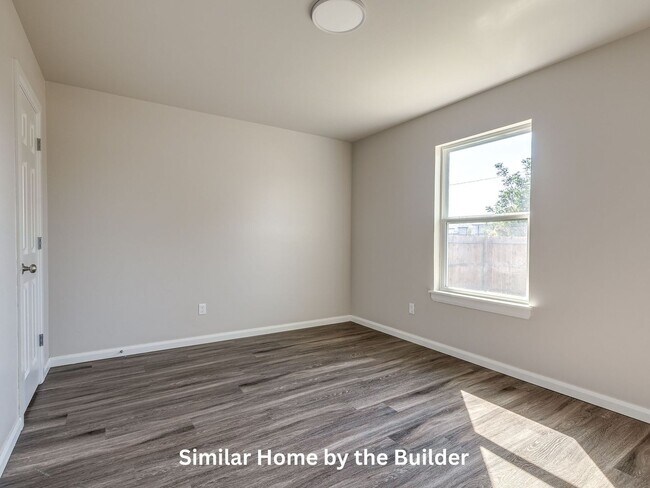 Building Photo - Charming 3-Bed in Yukon - Move-In Ready