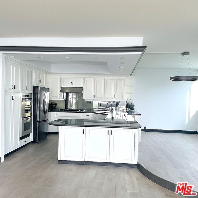 Building Photo - 17366 Sunset Blvd