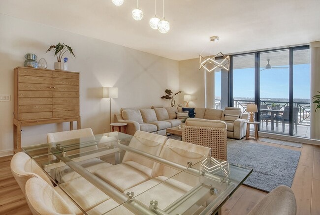 Building Photo - VACATION RENTAL Amazing 2/2 condo in the heart of downtown Sarasota with Bay View!