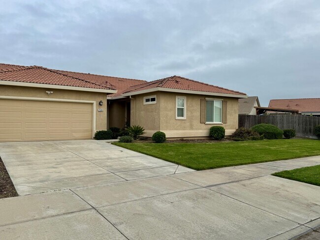 Building Photo - Spacious 4 Bedroom 3 1/2 Bath Home Available Now