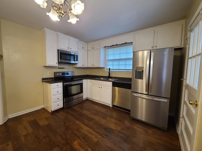 Building Photo - 2907 W Linden Ave