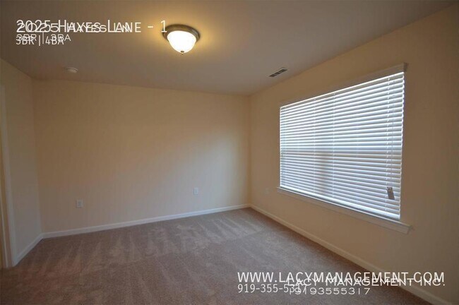 Building Photo - 2025 Hayes Ln