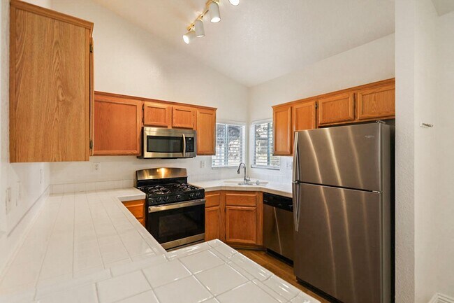 Building Photo - 2 Bedroom 2nd Floor West Vegas Condo