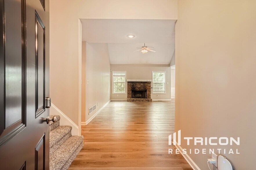 Building Photo - 930 Willow Hollow Dr