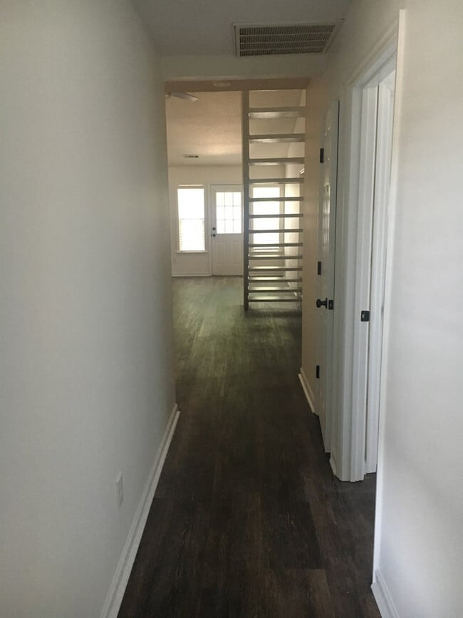 Building Photo - 122 Shelby Dr