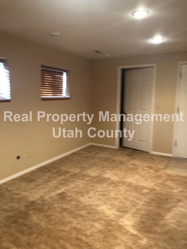 Building Photo - Spacious Lehi Home