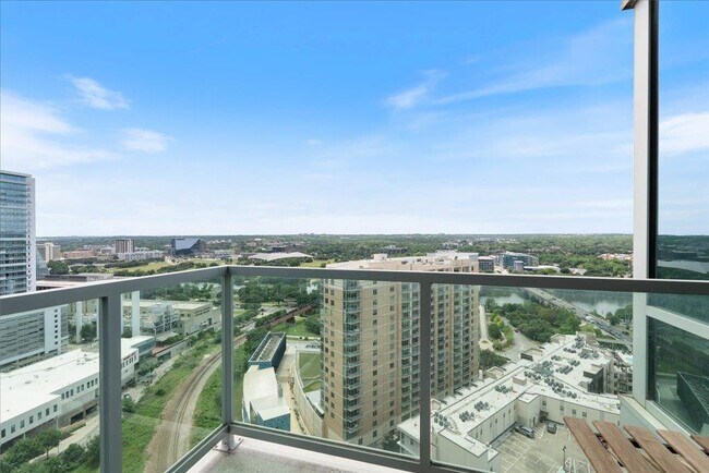 Building Photo - 300 Bowie St