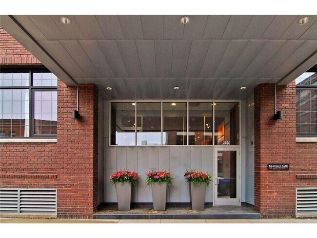 Building Photo - 525 N 3rd St