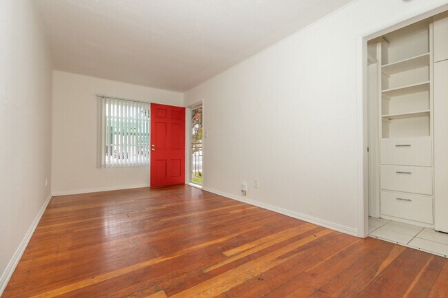Building Photo - Charming 2 bed /1 Bath Duplex in Pacific Beach 8 Blocks From the Ocean!