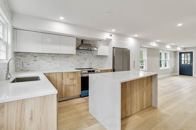 Building Photo - 192 Main St