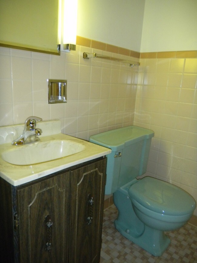 Building Photo - 9054 Bennett Ave