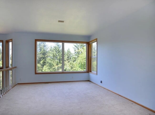 Building Photo - Gorgeous Home with a View!