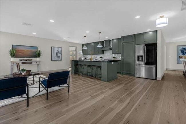Building Photo - Newly Renovated, Luxurious 4 Bedroom 3 Bat...