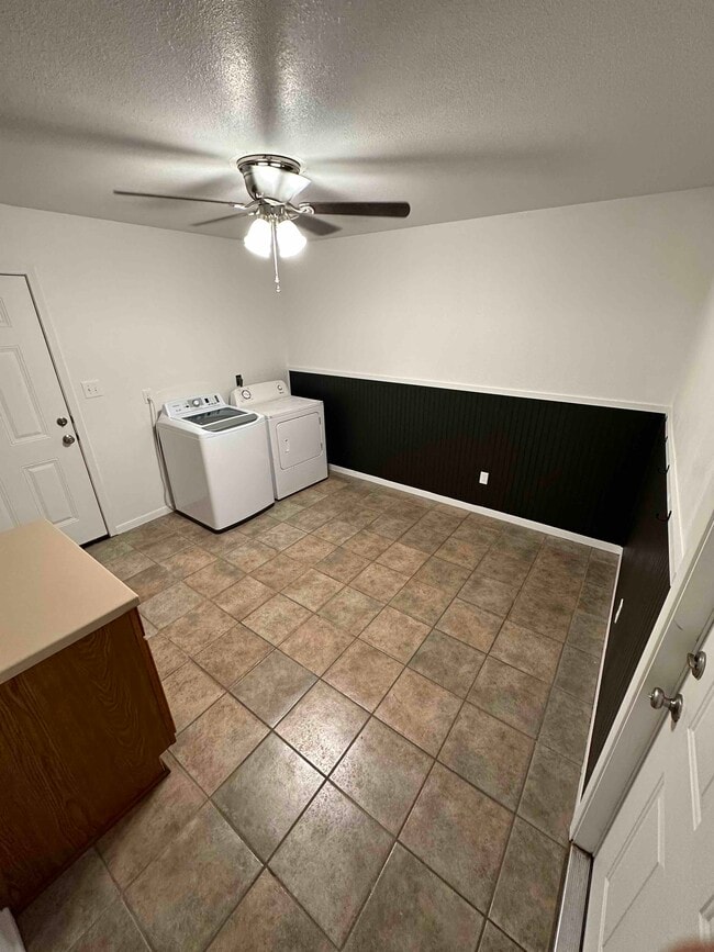 Building Photo - 125 S Bluebonnet Dr