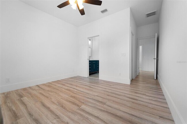 Building Photo - 4802 W Beachway Dr