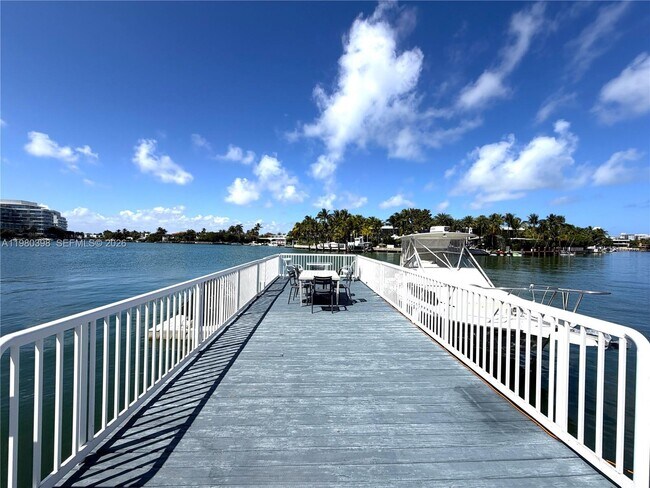 Building Photo - 4710 Pine Tree Dr