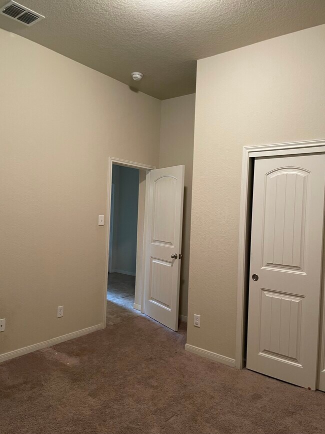Building Photo - 835 Highland Vis