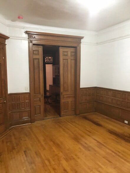 Building Photo - 15 W 120 St