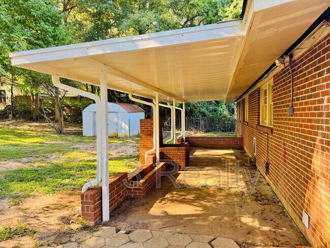 Building Photo - 714 Karen Rd