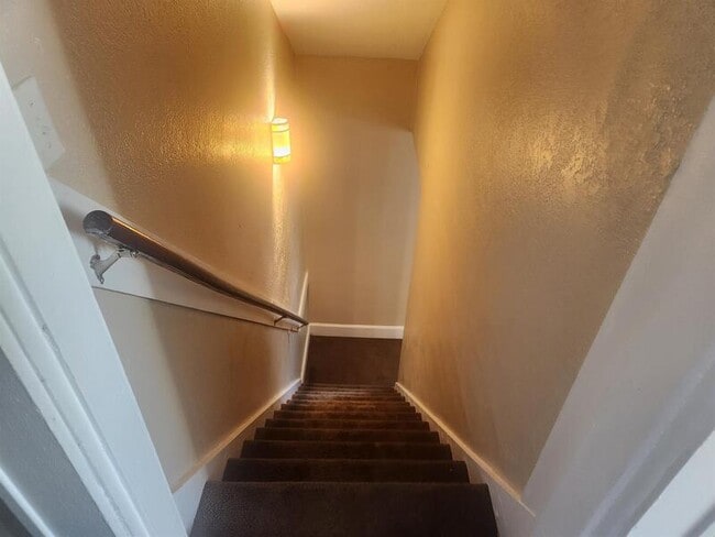 Building Photo - 801 N Gladstone Ave