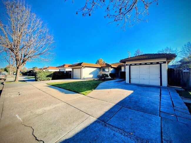 Building Photo - Charming 2bd Duplex With Private Yard & Garage