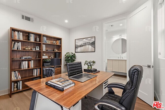 Building Photo - 1541 1/2 Hi Point St