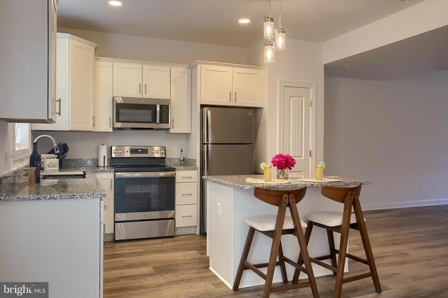 Building Photo - 30 Parkview Dr