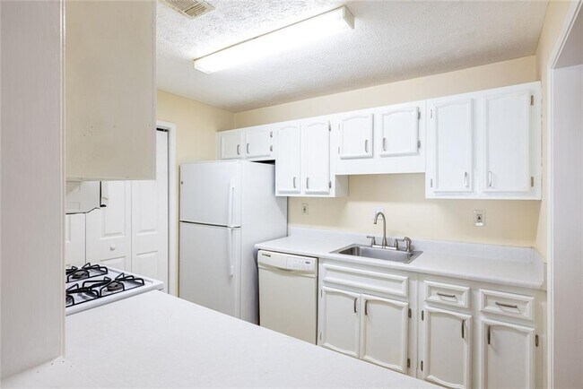 Building Photo - 910 Augusta Dr