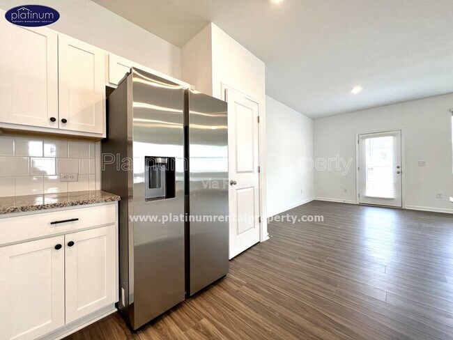 Building Photo - 5770 Thornton Dr
