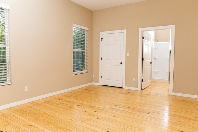 Building Photo - 211 N Austin St
